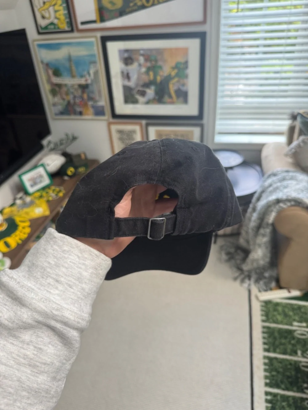 *VINTAGE & RARE* Oregon Ducks 2012 Rose Bowl Strapback in Black